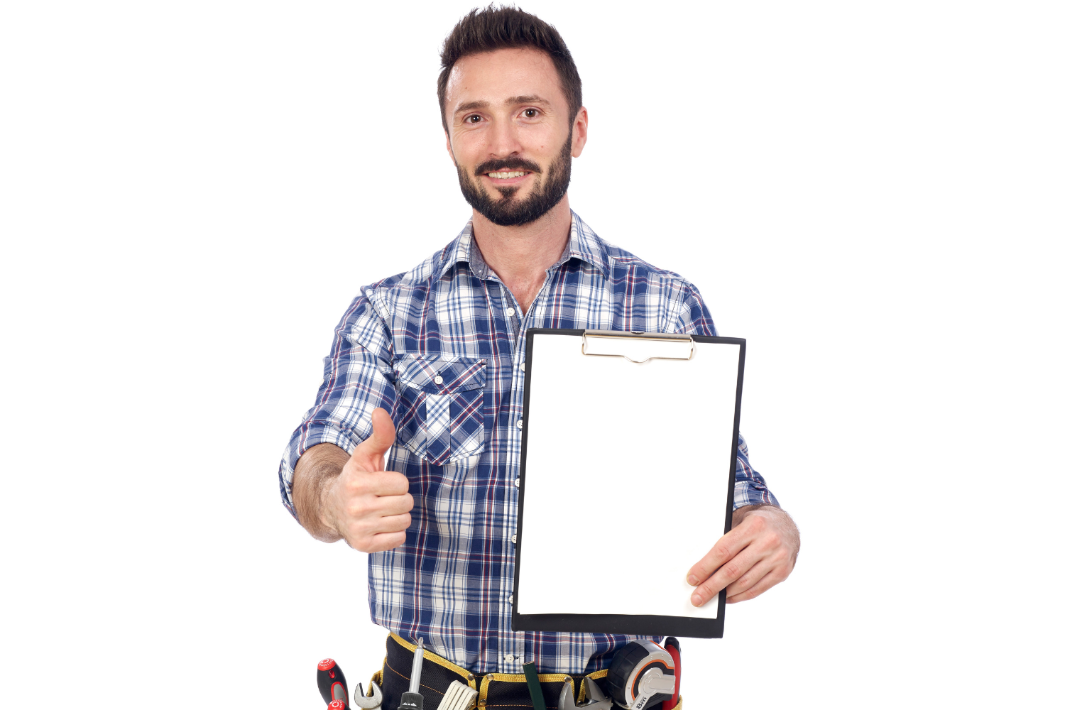 Confident technician holding a clipboard, ready to sign up other technicians. / Técnico seguro de sà mismo con un tablero en la mano, listo para inscribir a otros técnicos.